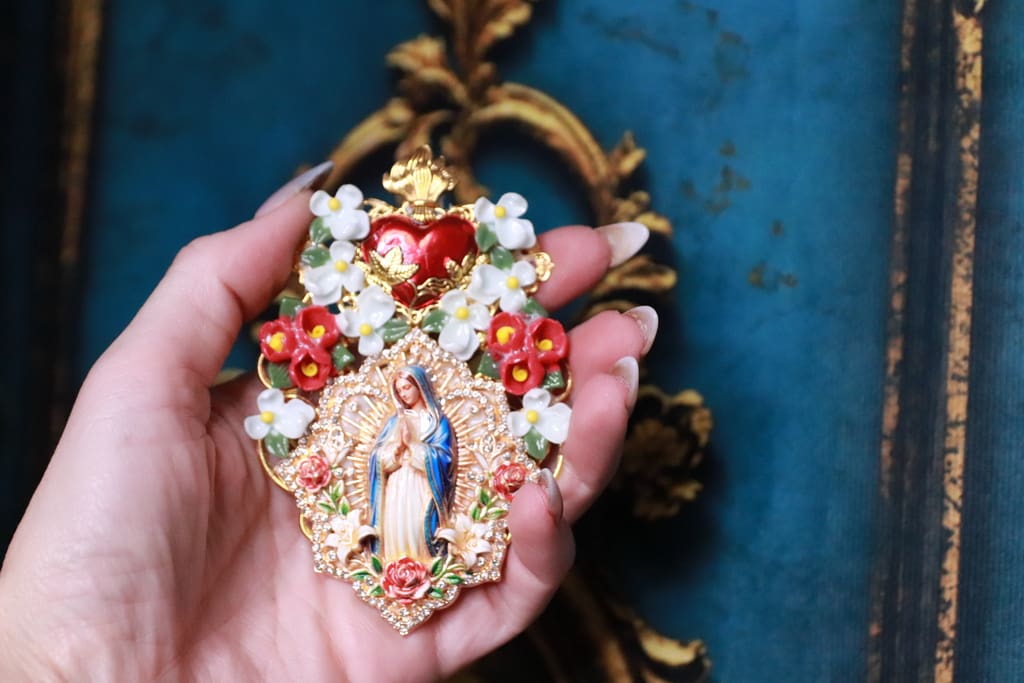 563 Virgin Mary 3D Effect Sacred Heart Brooch Pin - Image 6