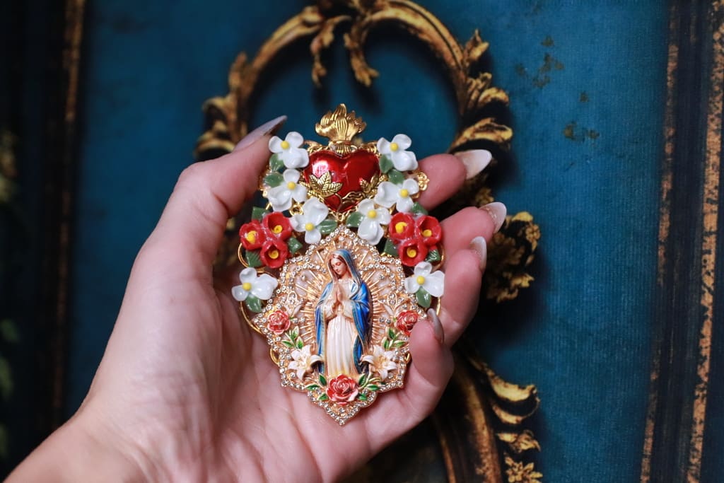 563 Virgin Mary 3D Effect Sacred Heart Brooch Pin - Image 7