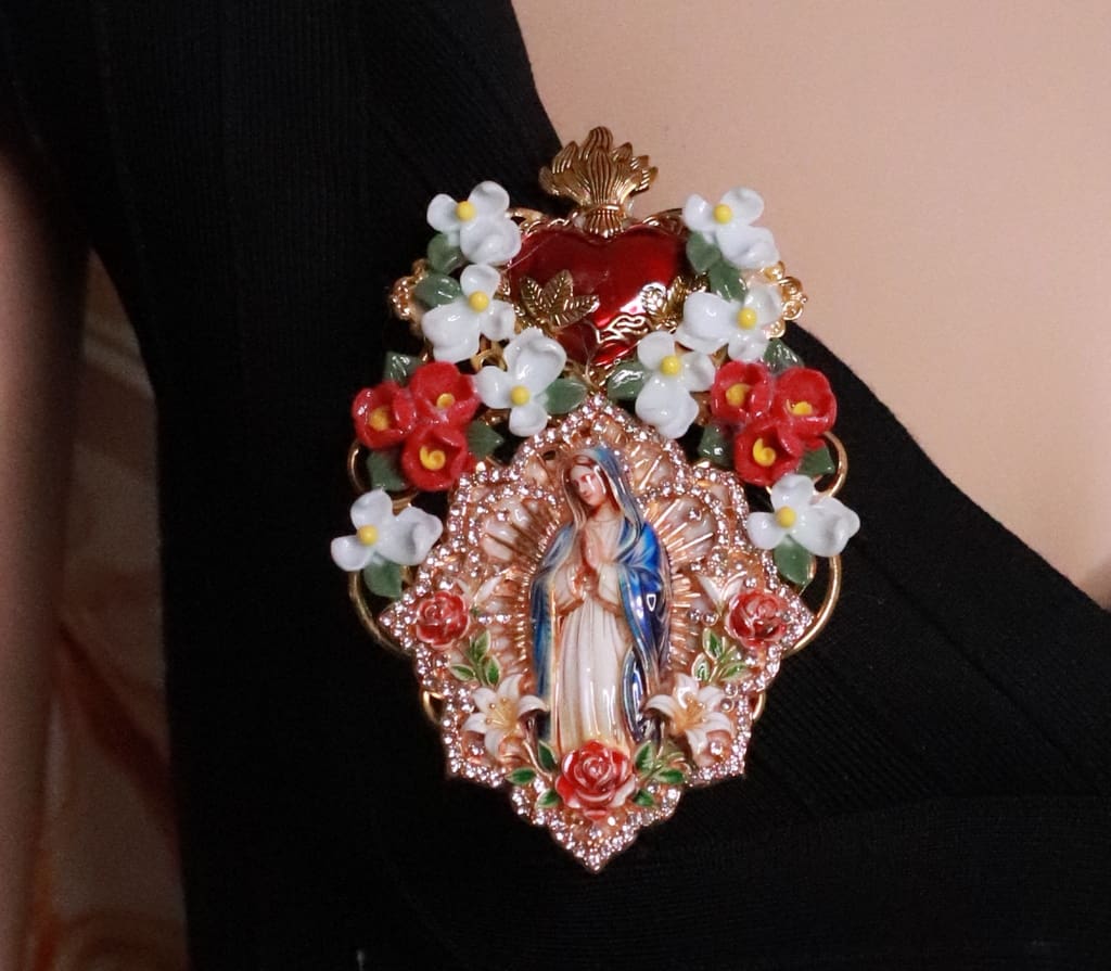 563 Virgin Mary 3D Effect Sacred Heart Brooch Pin - Image 3